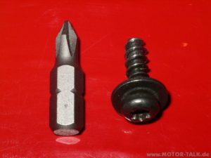 Demontage der Fahrerfußraumverkleidung am Audi A6 4F 1